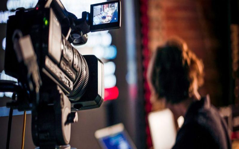 Liên hệ dịch vụ làm video giới thiệu sản phẩm dịch vụ